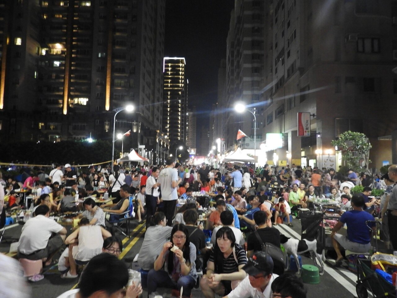 今晚桃園中壢區公所旁的六合路區段舉辦「中秋節聯歡烤肉活動」,萬人齊「烤」超壯觀。記者高宇震/攝影