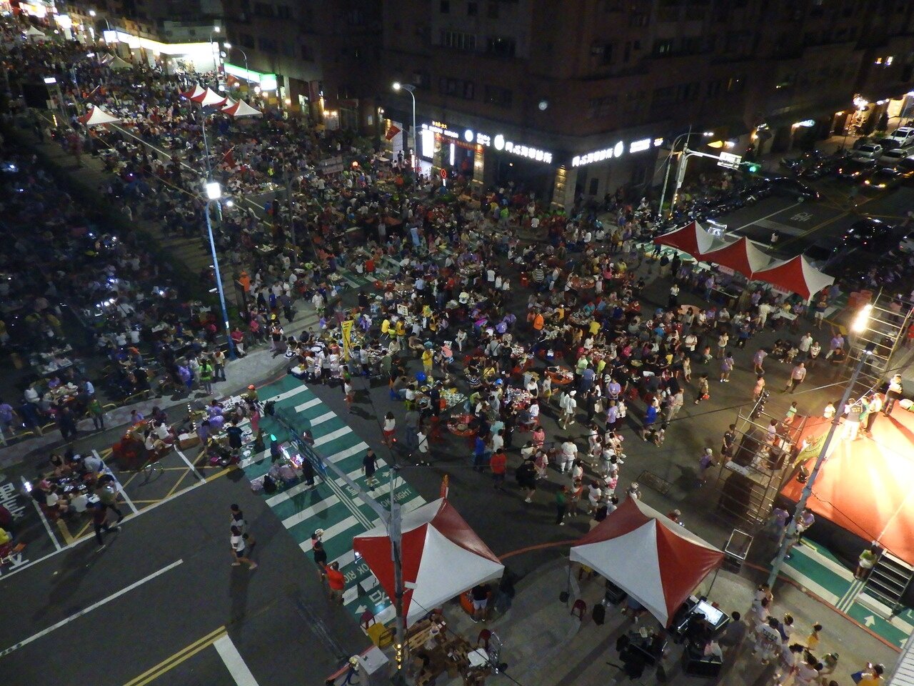 今晚桃園中壢區公所旁的六合路區段舉辦「中秋節聯歡烤肉活動」,萬人齊「烤」超壯觀。記者高宇震/攝影