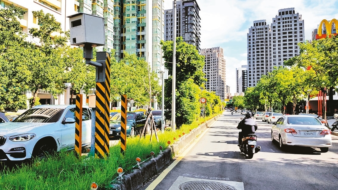 新竹市關新路為4線道，道路寬敞卻速限30公里，還設測照桿取締超速違規。 記者黃瑞典／攝影