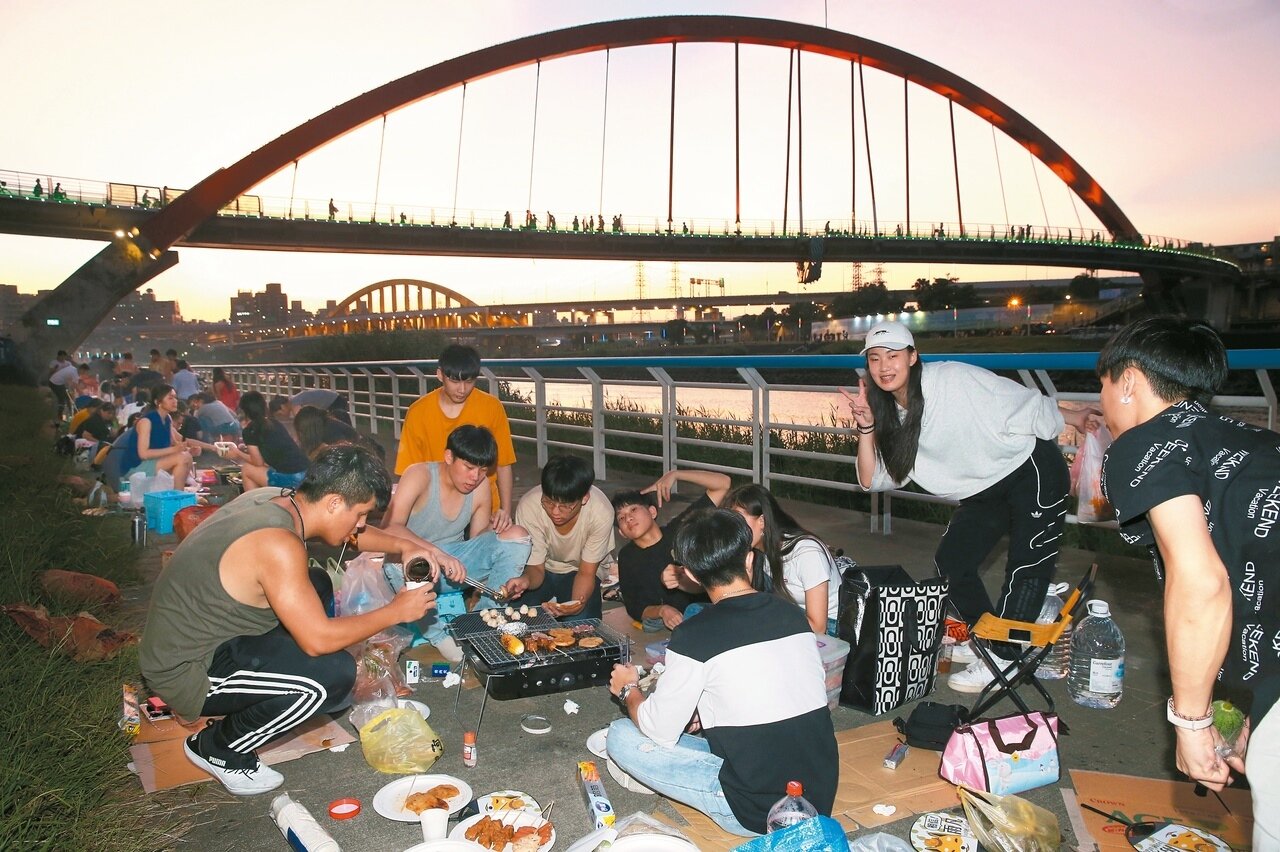 中秋節全民瘋烤肉,但各式肉類因有替代性,價格相對平實。記者林俊良/攝影