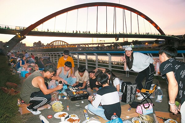 中秋節全民瘋烤肉,但各式肉類因有替代性,價格相對平實。記者林俊良/攝影