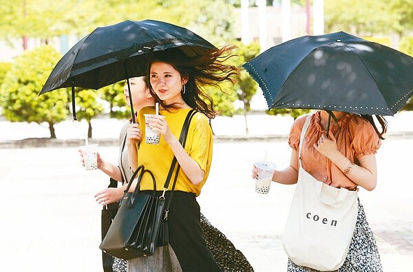 中秋連假,明天全台各地大多是晴到多雲的天氣,各地氣溫偏高。 記者徐兆玄/攝影