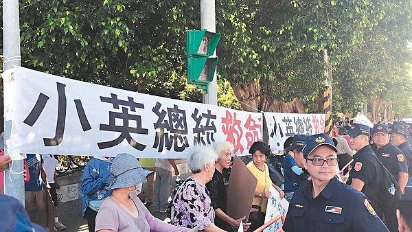 社子島自救會和當地居民掛起「小英總統救命」布條，舉手寫看板，要向總統陳情諸多爭議的社子島開法案，盼總統蔡英文幫忙主持正義。 圖／福安里長謝文加提供