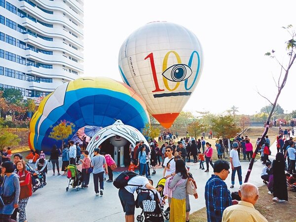 想搭熱氣球的民眾，今、明兩天到台南「真愛no.2潤隆」賞屋，便可搭乘熱氣球升空，欣賞台南漁光島之美。圖／興富發集團提供