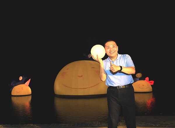 新北市長侯友宜表示,幾米的「月亮忘記了」創作於1999年921大地震前夕,書出版後便療癒了許多孤單、傷痛的心靈。新店區公所將這樣的意念呈現於新店的碧潭中,藉由幾米「月亮忘記了」繪本中的形象與碧潭溪面自然景觀,重新創造、牽引人們心中的溫暖記憶。圖/新北市觀旅局提供