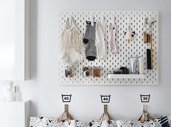 IKEA SKADIS收納壁板可安裝在木工台旁或浴室、玄關、辦公室、書桌等牆面,充分運用牆面收納空間。圖/IKEA提供