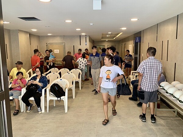 為提升花蓮青年住宅買氣,縣府昨起至10月6日,周六、日開放賞屋,昨適逢中秋節,不少民眾前往看房子。圖/縣府提供