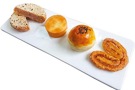 高雄手工烘焙品牌「印好」推出的中秋月餅禮盒,不但可客製化搭配,更採用在地的茂林有機紅藜開發新式手工產品,象徵中秋好「藜」。(劉宥廷攝)