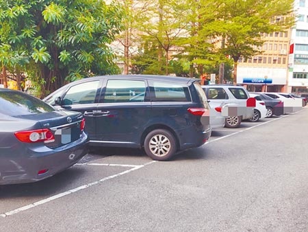 台中市府鼓勵民眾與共享車位媒合業者合作，開放自家車位，解決停車位不足問題，還有錢賺。（盧金足攝）