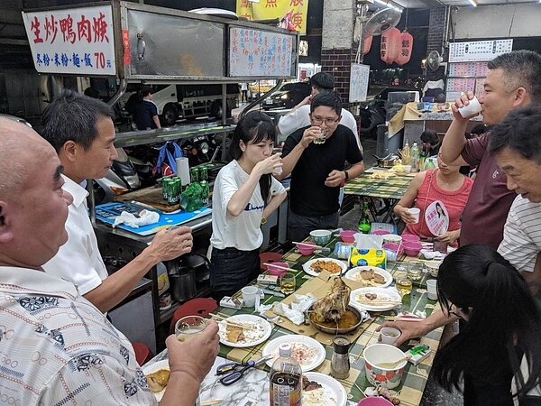 高嘉瑜中秋節到處「魚肉鄉民」。圖/取自高嘉瑜臉書