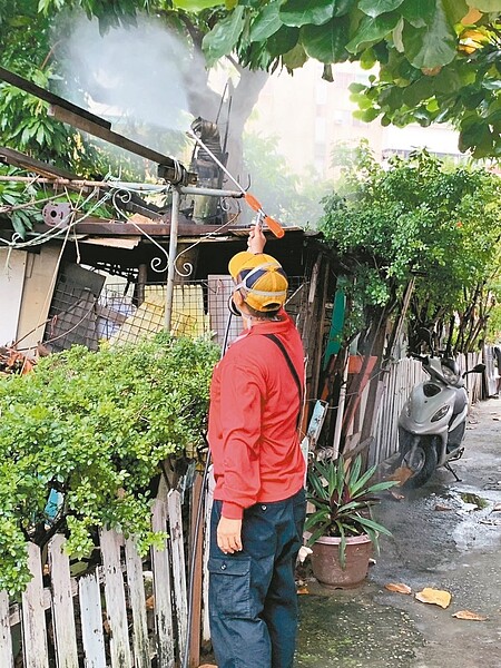 高雄防疫團隊巡查個案居住地及工作地，進行環境孳生源檢查並緊急消毒。 圖／高雄市衛生局提供