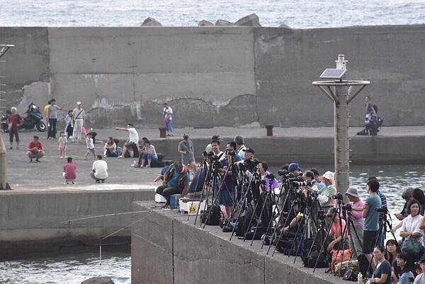 新北市瑞芳十三層遺址已成為拍照熱點,持續吸引眾多民眾遊客或攝影玩家駐足欣賞,台電提醒要注意自身安全。 圖/台電提供