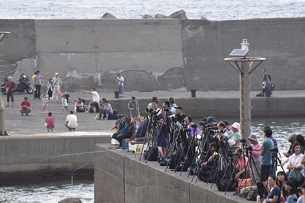 新北市瑞芳十三層遺址已成為拍照熱點，持續吸引眾多民眾遊客或攝影玩家駐足欣賞，台電提醒要注意自身安全。 圖／台電提供
