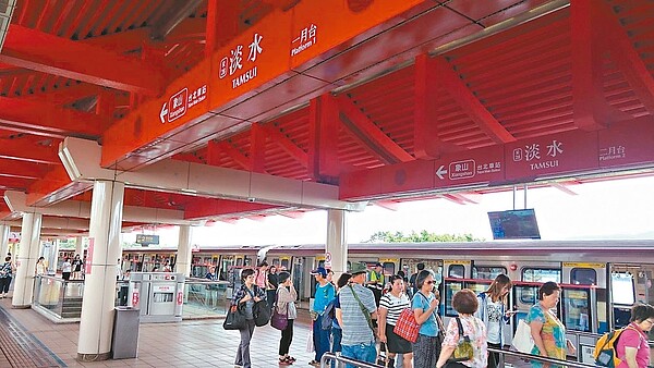 北市議員楊靜宇主張,台北捷運可小規模在淡水線試辦限時開放載運裝籠的中大型犬,方便飼主運用大眾運輸帶狗出門,不過北捷認為恐擠壓一般人乘車空間。 圖/聯合報系資料照片