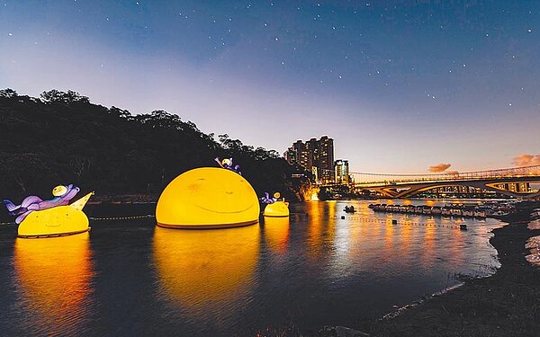 幾米超級月亮自即日起至11月13日止現身於新北市碧潭風景區，亮燈時間為下午5時30分至10時。（觀光旅遊局提供／葉書宏新北傳真）