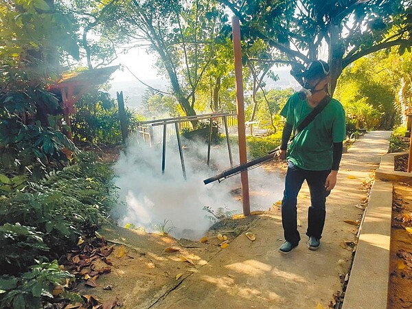 國強嶺周邊再增3起屈公病病例,新北市衛生局持續派員於步道噴消。圖/新北市衛生局提供