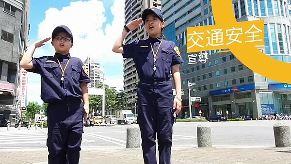 高雄前鎮區近來車禍頻傳,多數是起因大車事故,對此,前鎮警分局特邀轄區內獅甲國小的孩童,一起拍攝交通安全影片,用5點注意事項,由小小警察示範,養成民眾安全意識。記者邱奕能/翻攝
