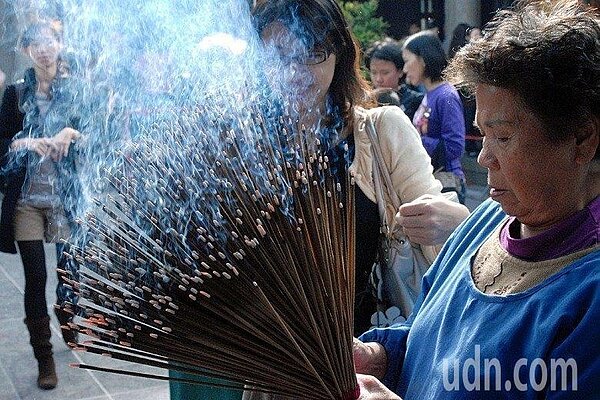 國衛院調查發現,嘉義老人在住家微環境暴露到的PM2.5濃度最高,這可能與嘉義長者較常在家中燒香禮佛、住在交通繁忙的馬路旁、住在味道較重的餐廳或工廠旁等因素有關。本報資料照片