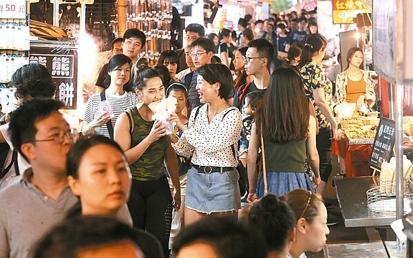 經濟部配合擴大秋冬國民旅遊獎勵加碼自由行旅客推出夜市抵用券每房200元。 圖／聯合報系資料照片