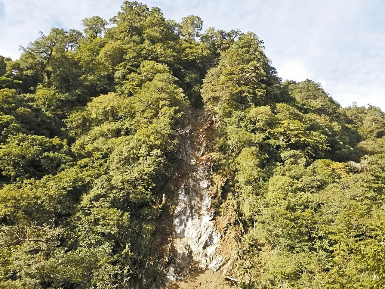 中橫公路台8線131公里處土石坍方頻繁，機具無法進入，無法確定何時通車。 圖／太魯閣工務段提供