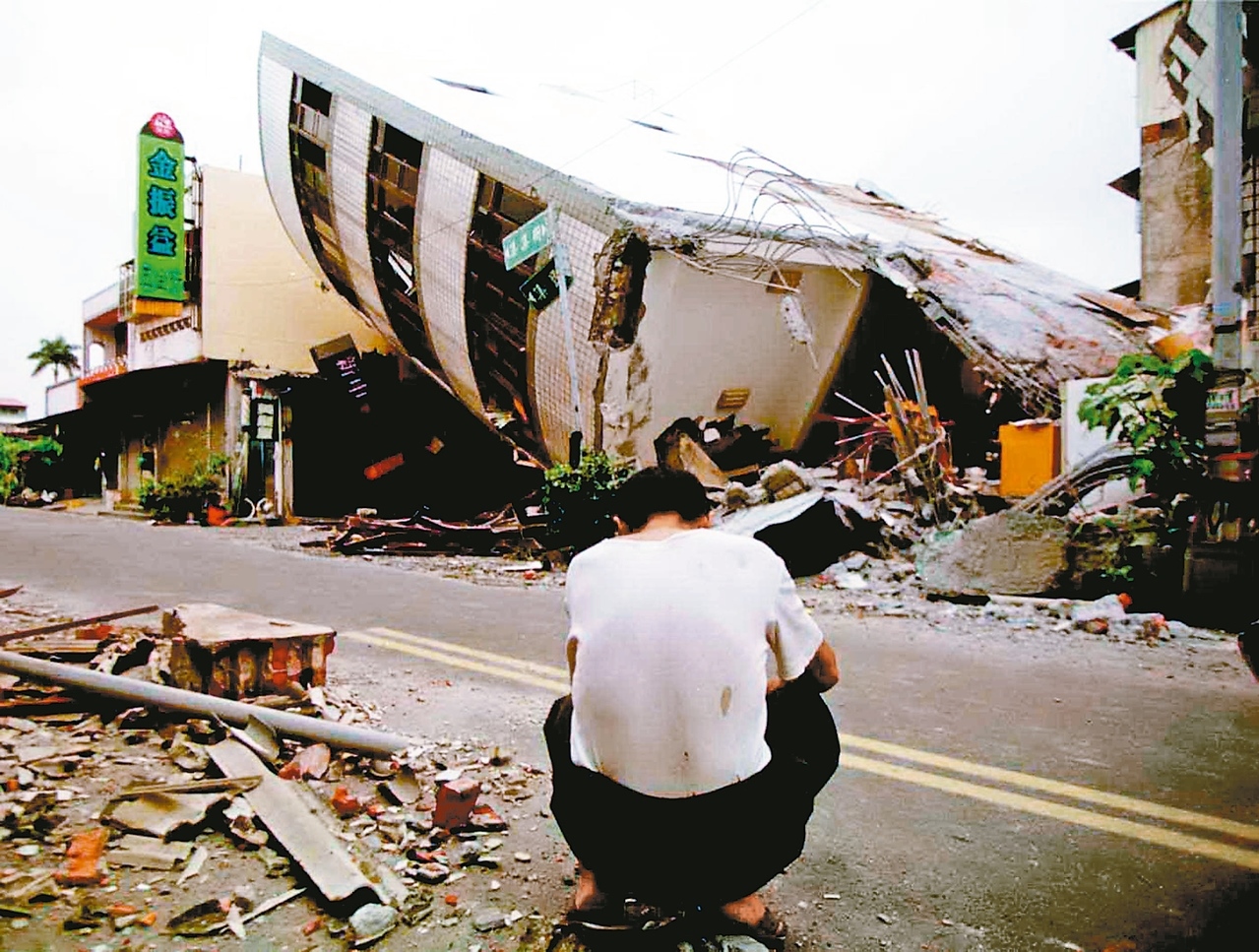 一九九九年九月廿一日凌晨一點四十七分這場世紀大地震，是全台灣人民傷慟的印記。 圖／聯合報系資料照片