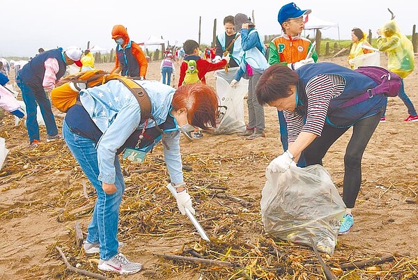 新北市透過民間認養及淨灘活動,為減少海洋垃圾盡心力。(新北環保局提供/葉德正新北傳真)