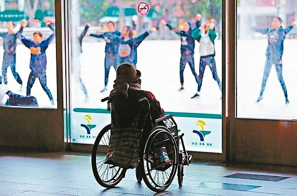 研究指出「情感淡漠」是失智症的常見症狀,但照護上卻常被忽略。 圖/聯合報系資料照片