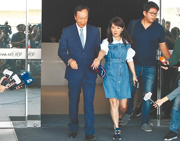 郭台銘昨晚宣布不選2020,郭幕僚蔡沁瑜(右)已將戶籍遷往桃園八德區,布局立委動作明顯。一旦參選,將對上國民黨的陳學聖。(本報資料照片)