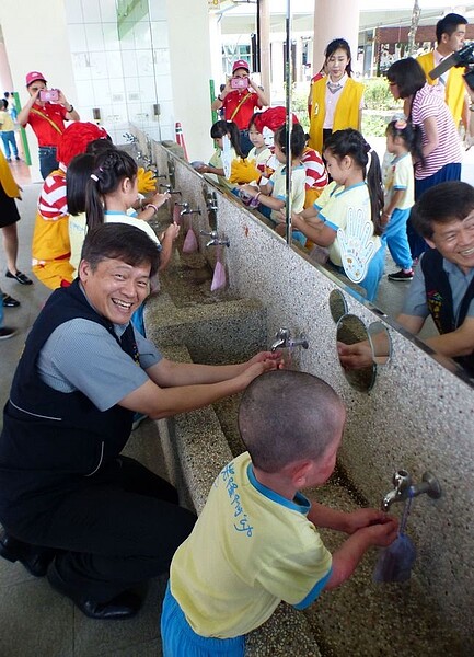 根據疾管署監測資料，台中上周腸病毒就診人次連3周超過流行閾值（門檻值），處於流行高峰期，台中市衛生局提醒家長，教導學童勤洗手防疫。圖／本報資料照片