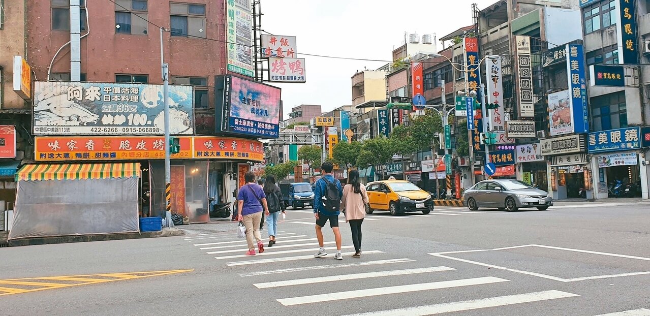 桃園鐵路地下化，台鐵內壢站至興仁路的透天厝是否拆除，店家、住戶都關切。 記者鄭國樑／攝影