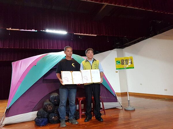 新化區長吳金喜（右）與西拉雅活動設計社執行長陳清華共同簽署救災物資支援開口契約書。圖／新化區公所提供