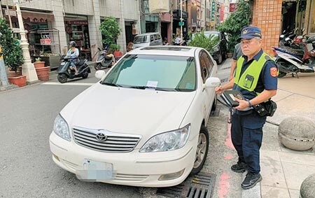 檢舉交通違規今年改採「實名制」檢舉，其中違規停車最讓民眾看不慣，占總檢舉數的一半以上。 （劉宥廷攝）