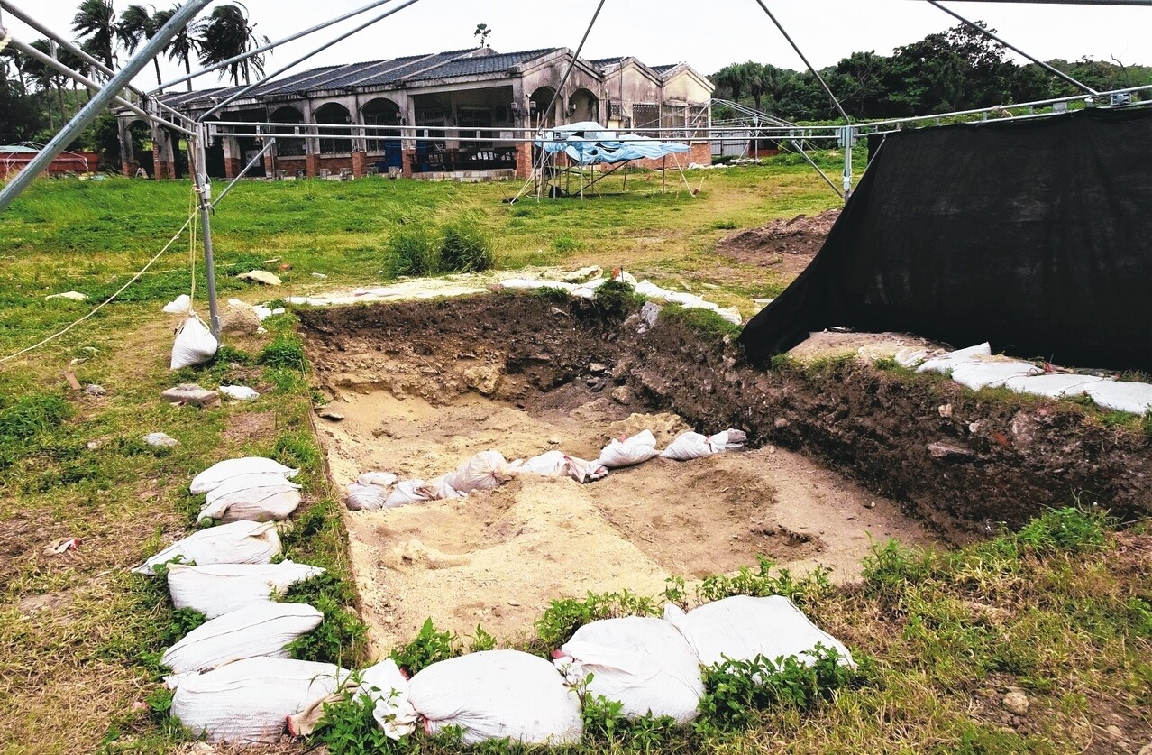 屏東鵝鑾鼻公園新建賣場工程，因基地挖到疑似史前人類骨骸和石棺殘骸，墾管處委託考古學者進駐開挖研究調查，明年底調查結束才能復工。 記者潘欣中／攝影