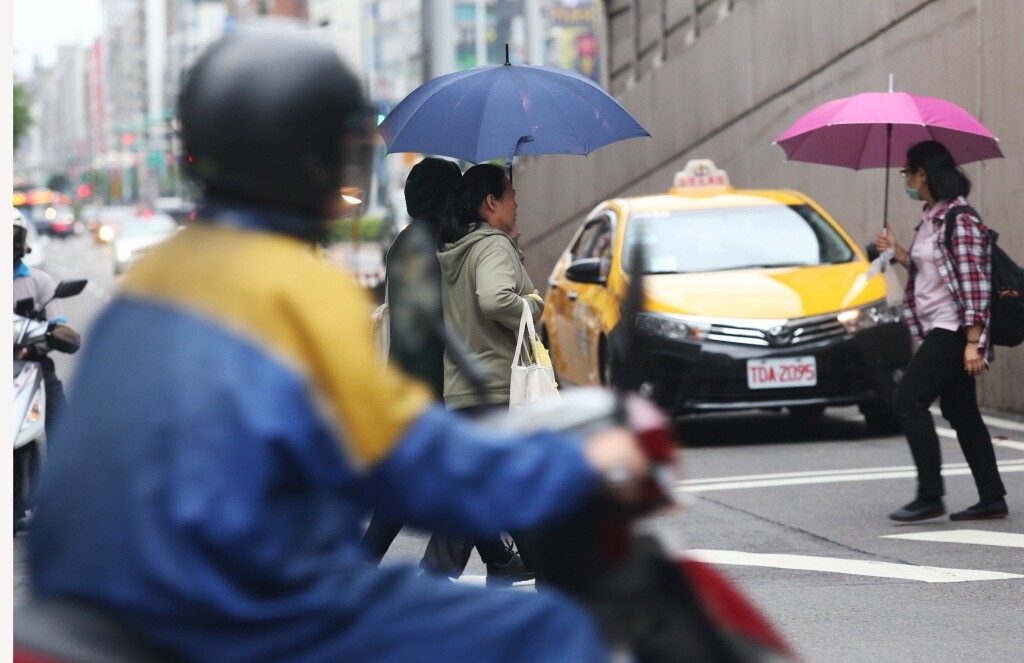 氣象局提醒未來幾天民眾要注意下雨及天氣變涼。 聯合報系資料照片／記者林俊良攝影