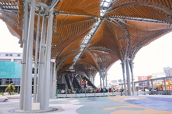 花蓮火車站外觀意境大傘,及大廳迎面而來大型公共藝術「洄瀾鯨奇」,晚間將開啟燈光營造出海洋氣氛。(王志偉攝)