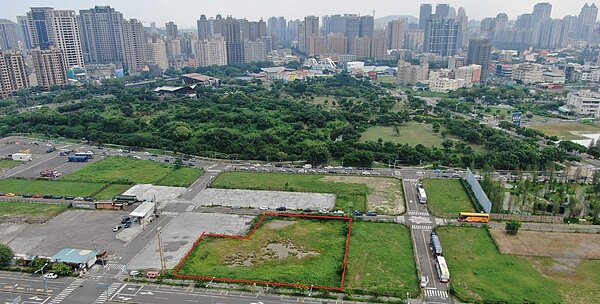 高雄地政局18日辦理今年第3季開發區土地標售,金額最高的中都834.69坪土地,由協勝發以7.68億元得標,溢價11.33%,每坪得標價約92.01萬元。圖/高雄地政局提供