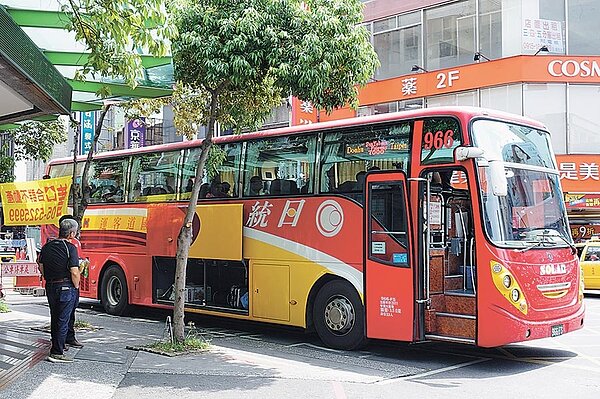 雲林縣唯一經營國道客運的日統客運公司,不敷長期虧損,10月1日起取消國道客運敬老票。(周麗蘭攝)