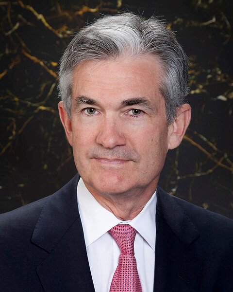 鮑爾率領的Fed一如預期，將聯邦資金利率的目標區間調低1碼，至1.75%-2%。圖／維基百科