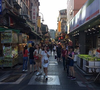 士林夜市傳出部分攤販未納入夜市抵用券使用，士林老街商圈繁榮促進會理事長蘇文山表示，會員大部分都有納入，主要是非會員來不及調查意願。圖／蘇文山提供