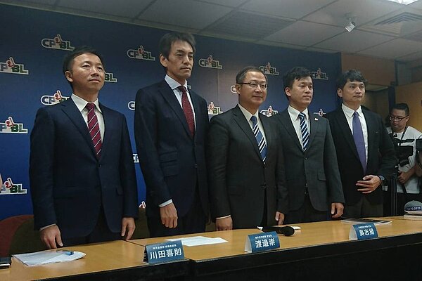 Lamigo桃猿總經理劉玠廷（右二）， 樂天亞洲總部營運長渡邊崇（左二）、樂天金鷲球場本部長川田喜則（左—）、中華職棒大聯盟會長吳志揚（右三）、執行長馮勝賢（右—）上午在Lamigo桃猿隊轉賣說明記者會上合影。 記者林俊良／攝影