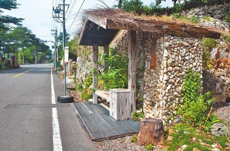 被喻「東海岸最美公車亭」，現在因乏人整理而顯得荒涼。（莊哲權攝）