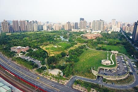 高雄房市今年的九二八檔期,高雄美術館特區將出現該區有史以來的最大造鎮案。圖/顏瑞田