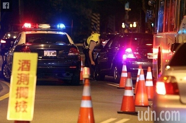 依據我國內政部警政署統計,107年因酒駕而死亡的人數達100人,受傷人數超過5000人。酒測攔檢示意圖。本報資料照片