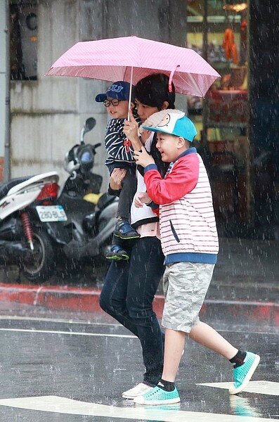 中央氣象局表示,今天受到颱風外圍雲系影響,迎風面的北部及東北部地區天氣不穩定,整天有間歇性降雨出現,特別是在今夜至明天(21日)白天是雨勢最明顯的時候。本報資料照片