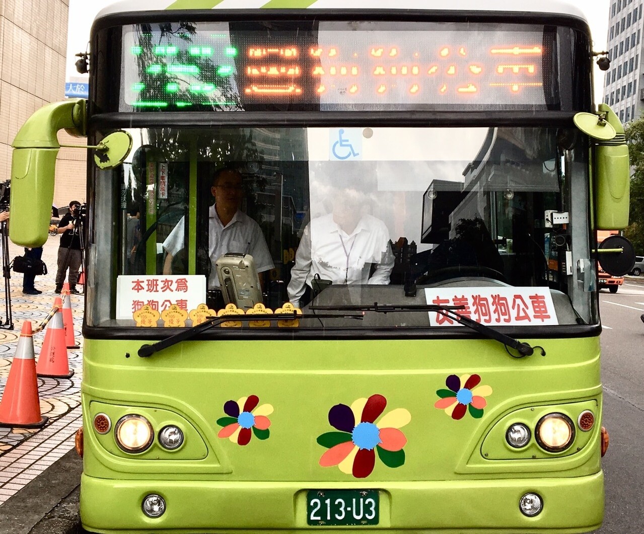 「假日友善狗狗公車」，民眾只要將毛孩繫上牽繩，就可直接上車，不過因為毛孩不用收費，所以也不能佔用座位，而一位民眾只能帶一隻狗狗上車，方便就近照顧，避免意外發生。記者郭頤／攝影