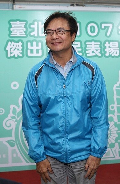 北市民政局長藍世聰表示,年長的里鄰長確有閱報需求,因此折衷補助每人每月300元通訊費,可用於訂報、通訊費用、訂閱網路報,尊重里鄰長的意願。圖/聯合報系資料照片