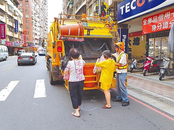 新北市垃圾車準點率不高被審計處點名，新北環保局強調，已加強改善，上月準點率已達8成。圖／新北環保局提供