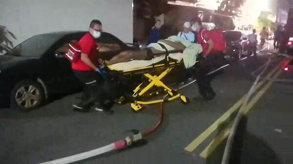 男子全身被燻黑救出火場，到院已無意識。（讀者提供／廖素慧嘉義市傳真）