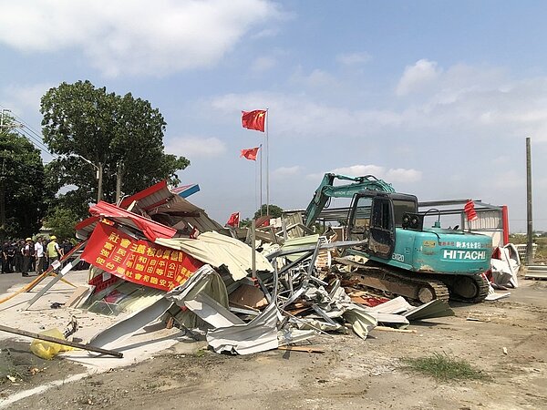 台南新營區「共產天后宮」,經市府認定為違章建築,今天執行拆除。圖/市府工務局提供