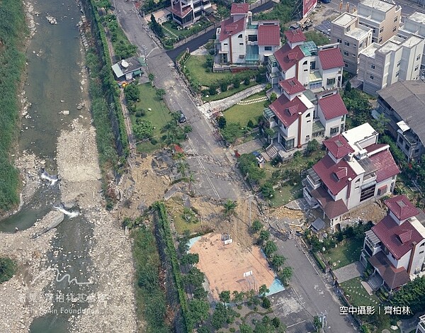 1999年921大地震後的台中大坑斷層。照片齊柏林攝影,看見‧齊柏林基金會提供